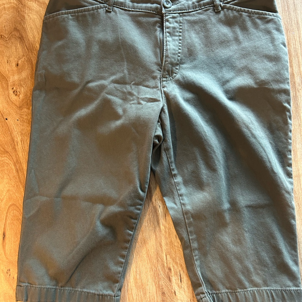 St. Johns Bay stretch Capris - Olive Green - Size 16P